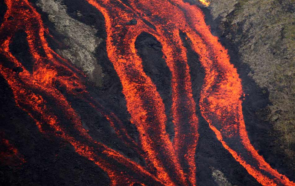Lava flows out in Indian Ocean