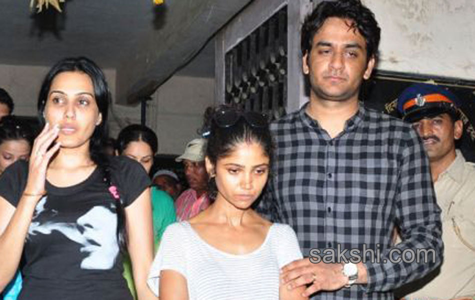 Television actors family bid adieu to Pratyusha