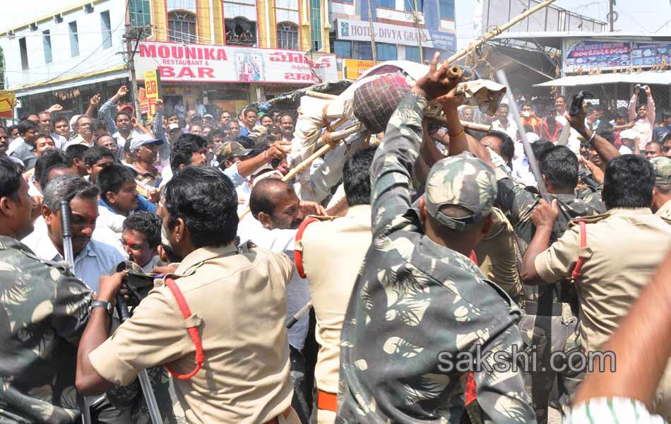 RTC strike in police lathicharge - Sakshi