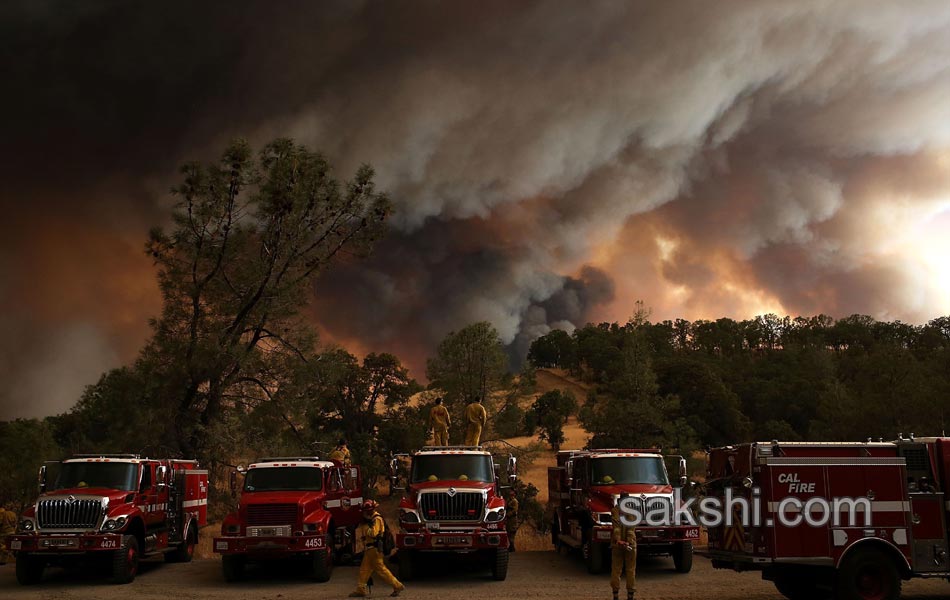 Firefighter killed 2 dozen homes burn in California fires
