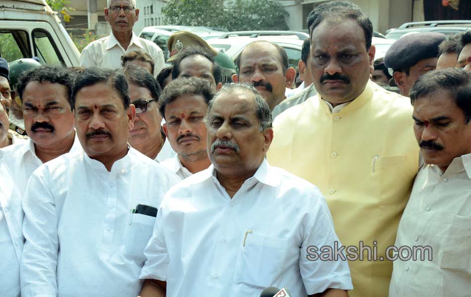 Mudragada ends fast after talks with Govt envoys - Sakshi