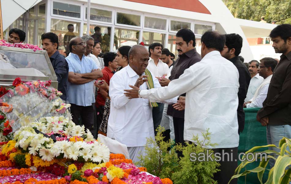 celebreties broke into tears with akkineni nageswara rao death - Sakshi