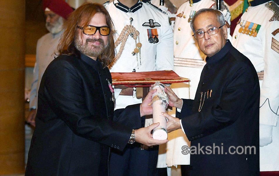 President Pranab Mukherjee presents Padma Awards 2014 - Sakshi