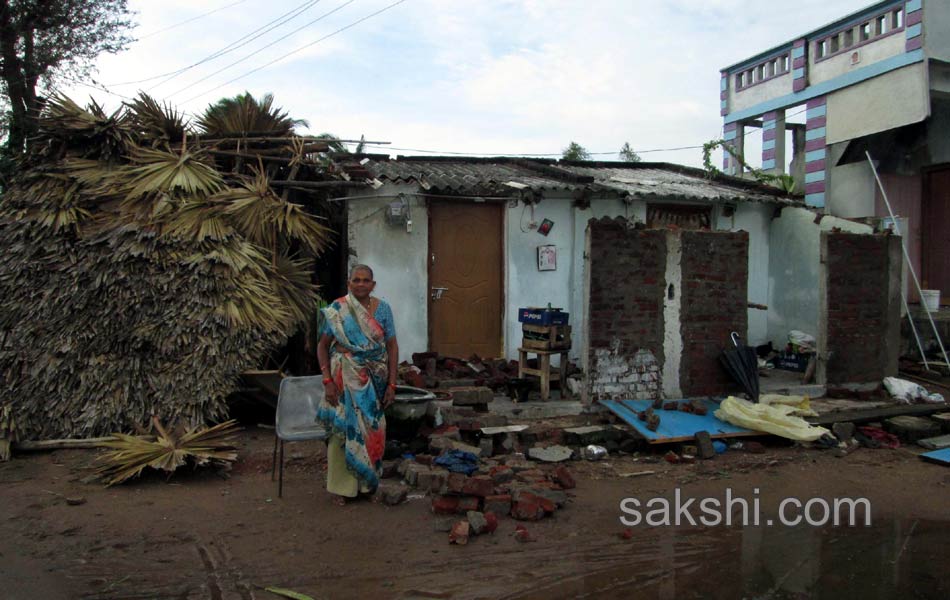 Cyclone Hudhud in Vizag - Sakshi