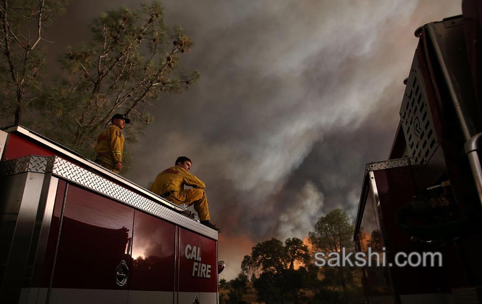 Firefighter killed 2 dozen homes burn in California fires