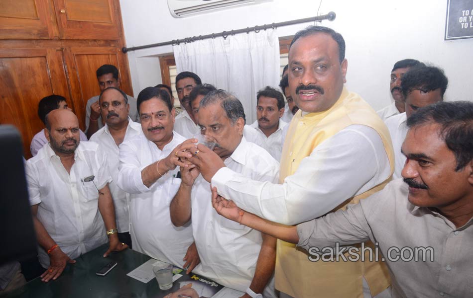 Mudragada ends fast after talks with Govt envoys - Sakshi