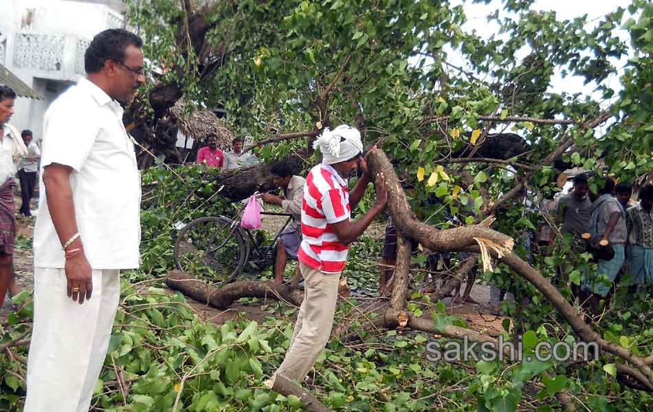 Cyclone Hudhud in Vizag - Sakshi