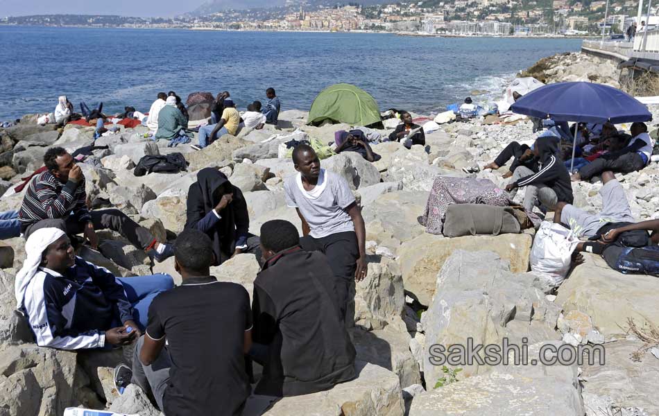 Italy threatens to give Schengen visas to migrants as EU ministers meet