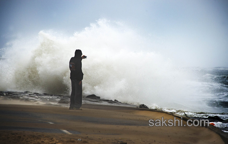 Hurricane Joaquin moves closer to the Northeast - Sakshi