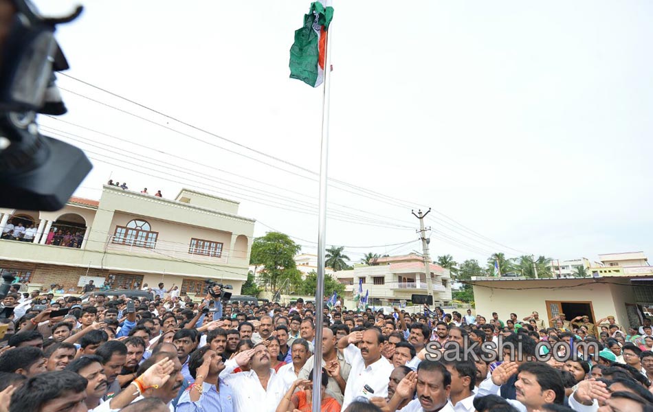 ys jagan mohan reddy hoists national flag in nandyal - Sakshi