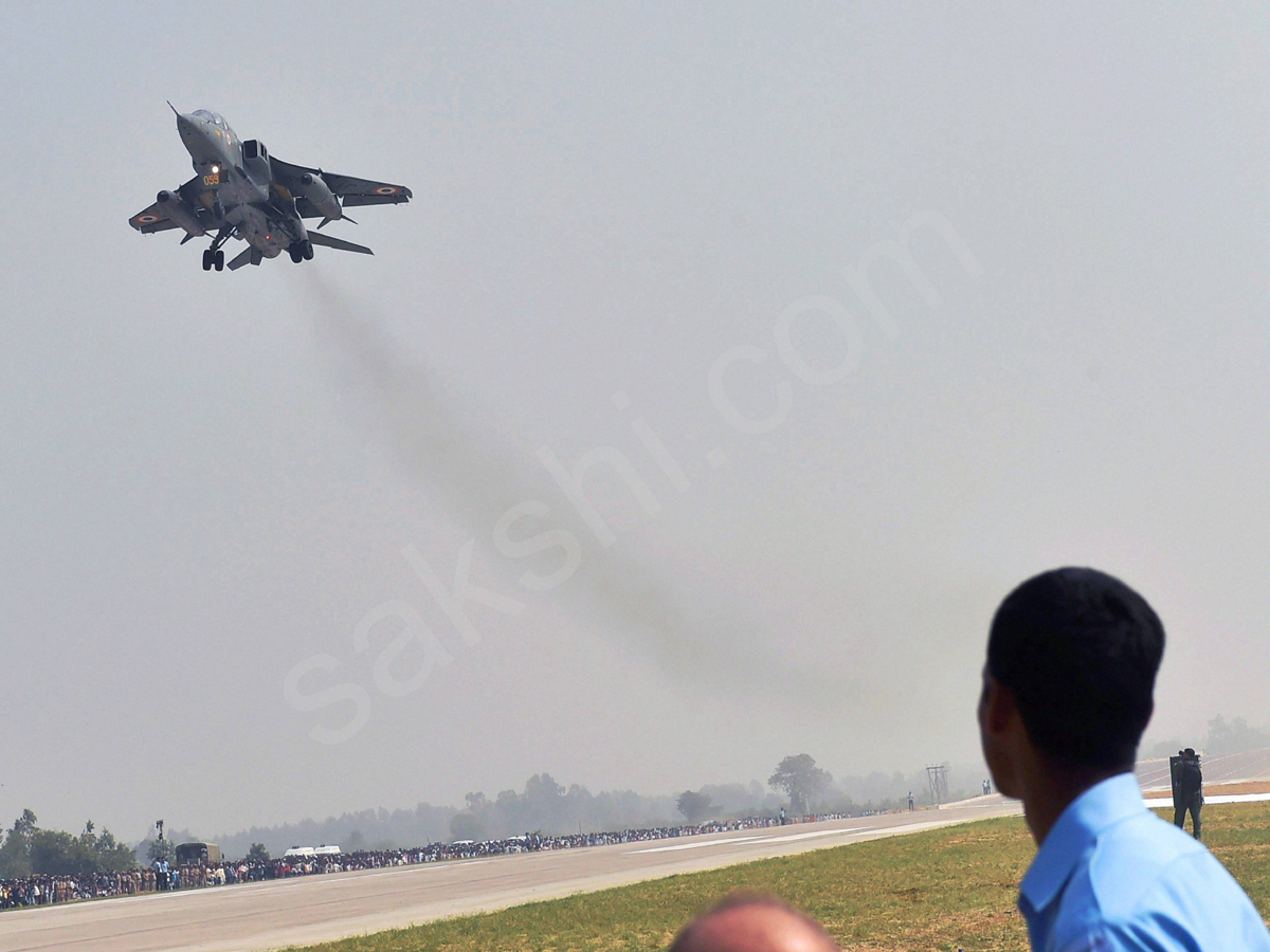 Indian Air Force successfully lands fighter jet on Yamuna Expressway