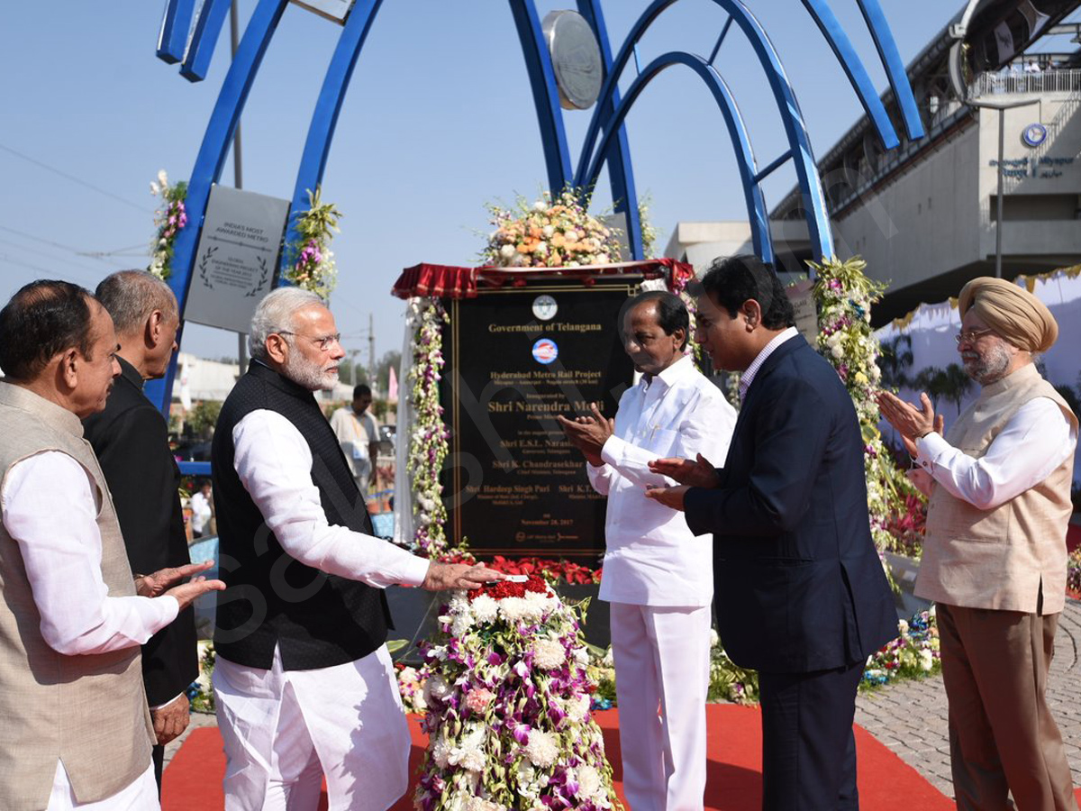 narendra modi inaugurates hyderabad metro rail services - Sakshi