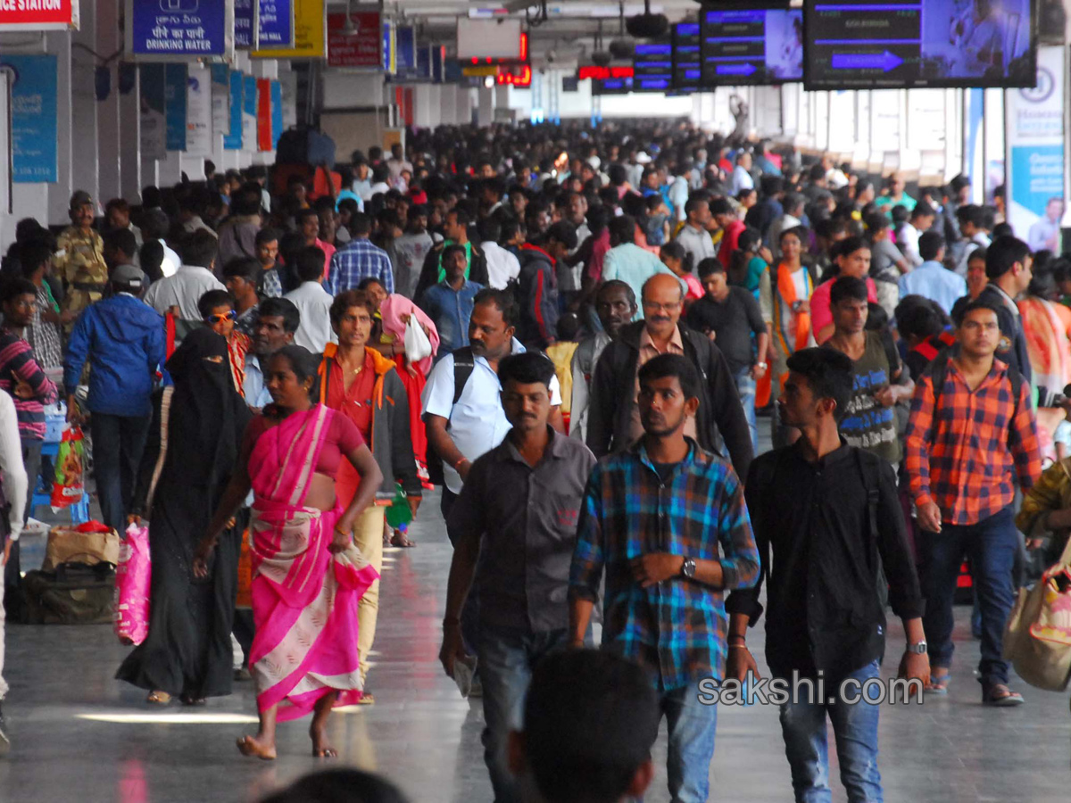 Heavy Rush At Railway Stations On The Eve Of Sankranti  - Sakshi