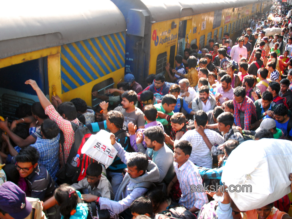 Heavy Rush At Railway Stations On The Eve Of Sankranti  - Sakshi
