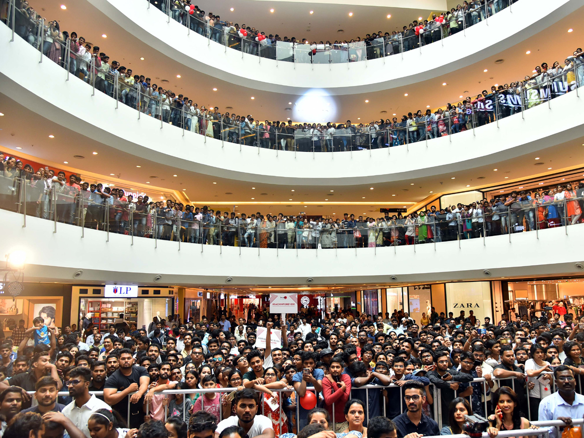Sachin Tendulkar at Forum Mall Hyderabad - Sakshi