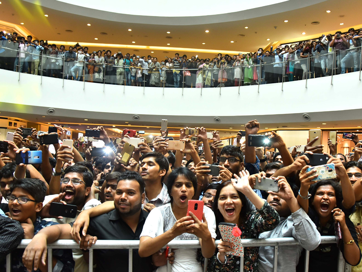 Sachin Tendulkar at Forum Mall Hyderabad - Sakshi