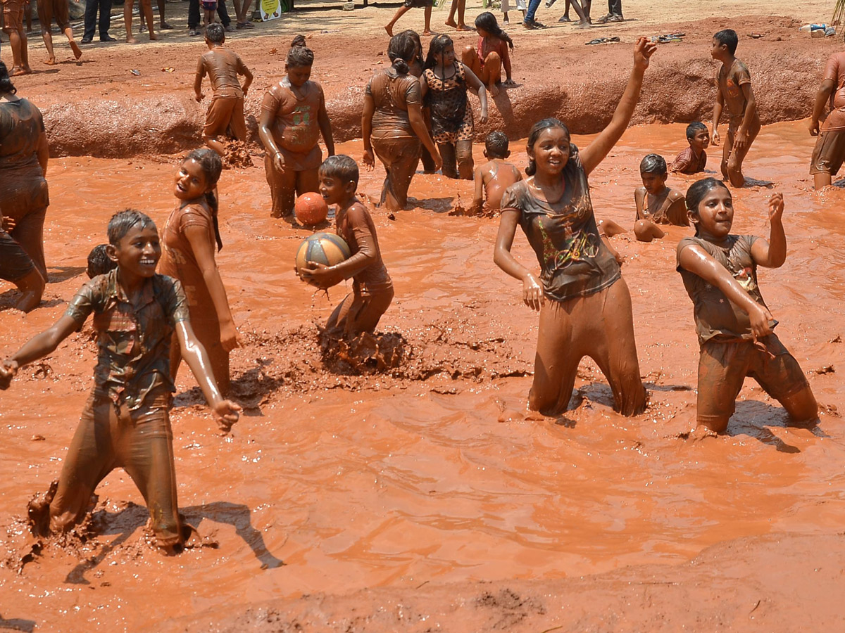 Boduppal hanumaan tepul vadha mud festival Photo Gallery - Sakshi