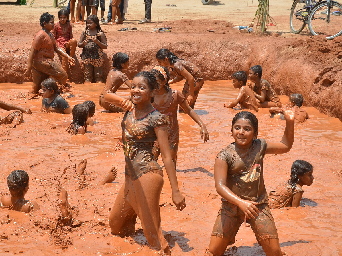 Boduppal hanumaan tepul vadha mud festival Photo Gallery - Sakshi