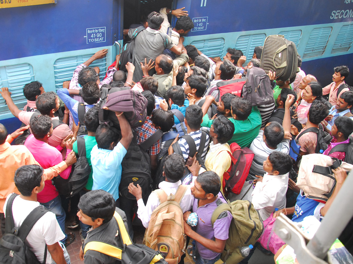 Heavy Rush For Dasara Holidays in Trains Photo Gallery - Sakshi