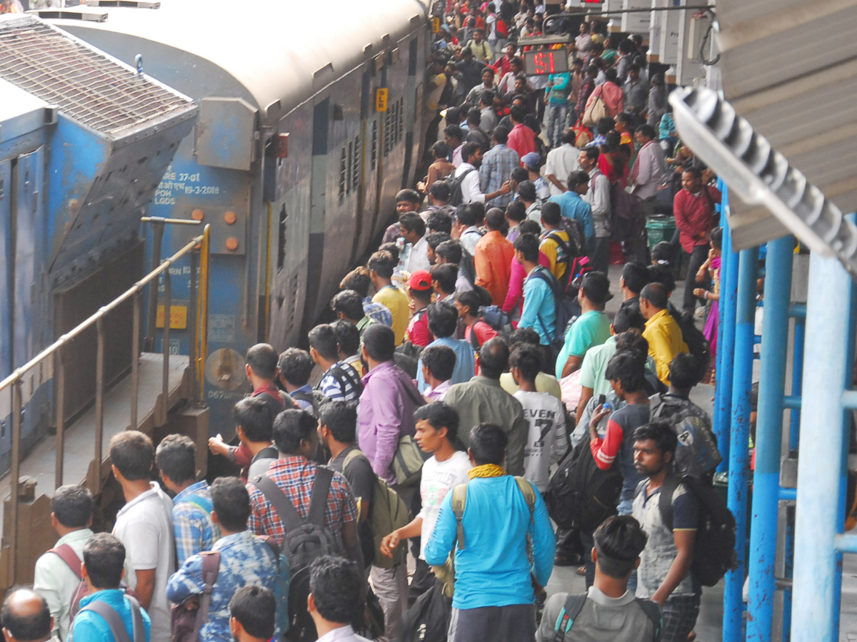 Heavy Rush For Dasara Holidays in Trains Photo Gallery - Sakshi