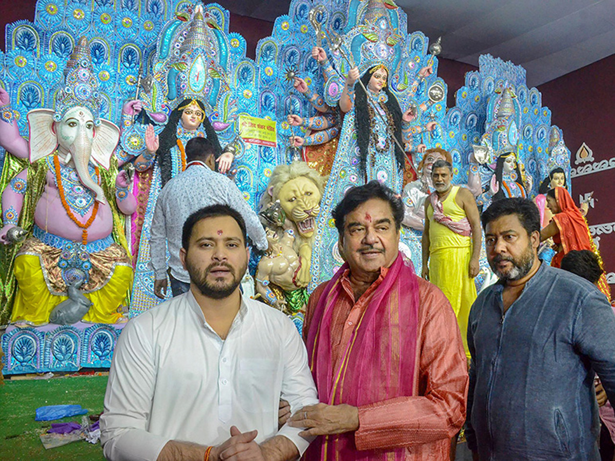 Kajol At Durga Pooja 2018 photo Gallery - Sakshi