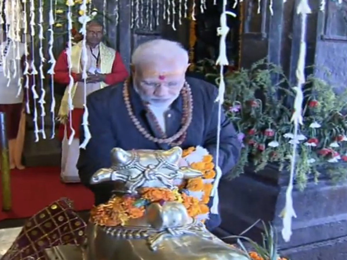 PM Shri Narendra Modi performs puja at Kedarnath Temple Photo Gallery - Sakshi