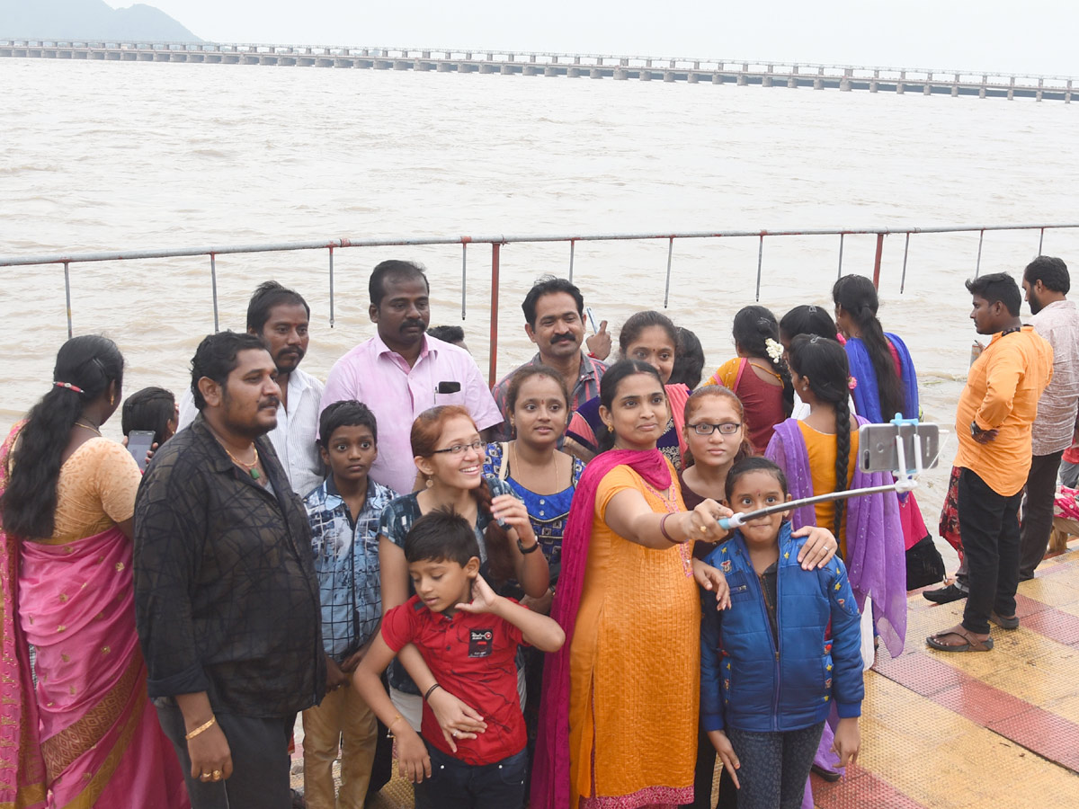 Huge Crowd At Prakasam Barrage Krishna Flood Photo Gallery - Sakshi