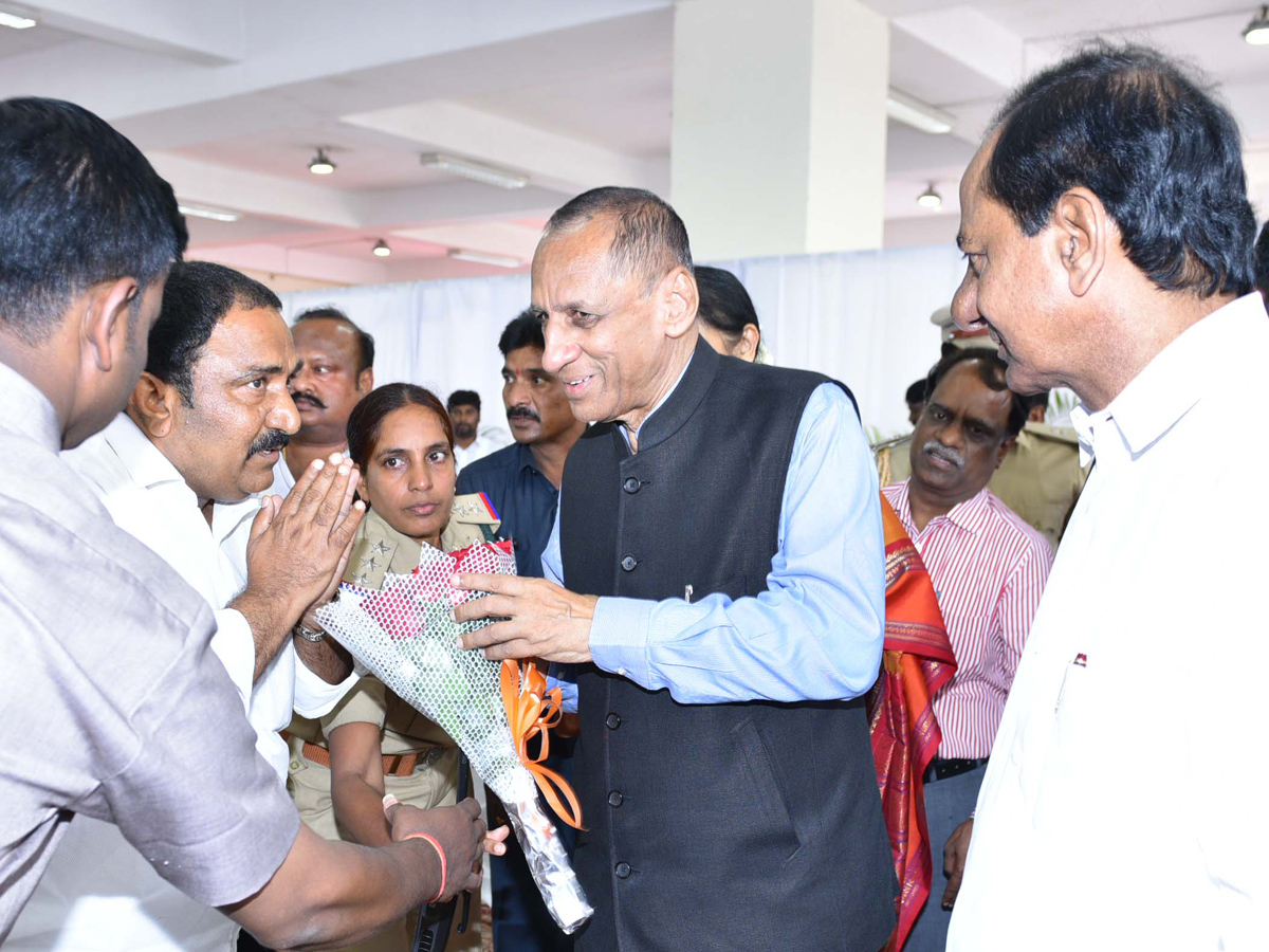 CM KCR Farewell To Governor ESL Narasimhan At Begumpet Airport Photo Gallery - Sakshi