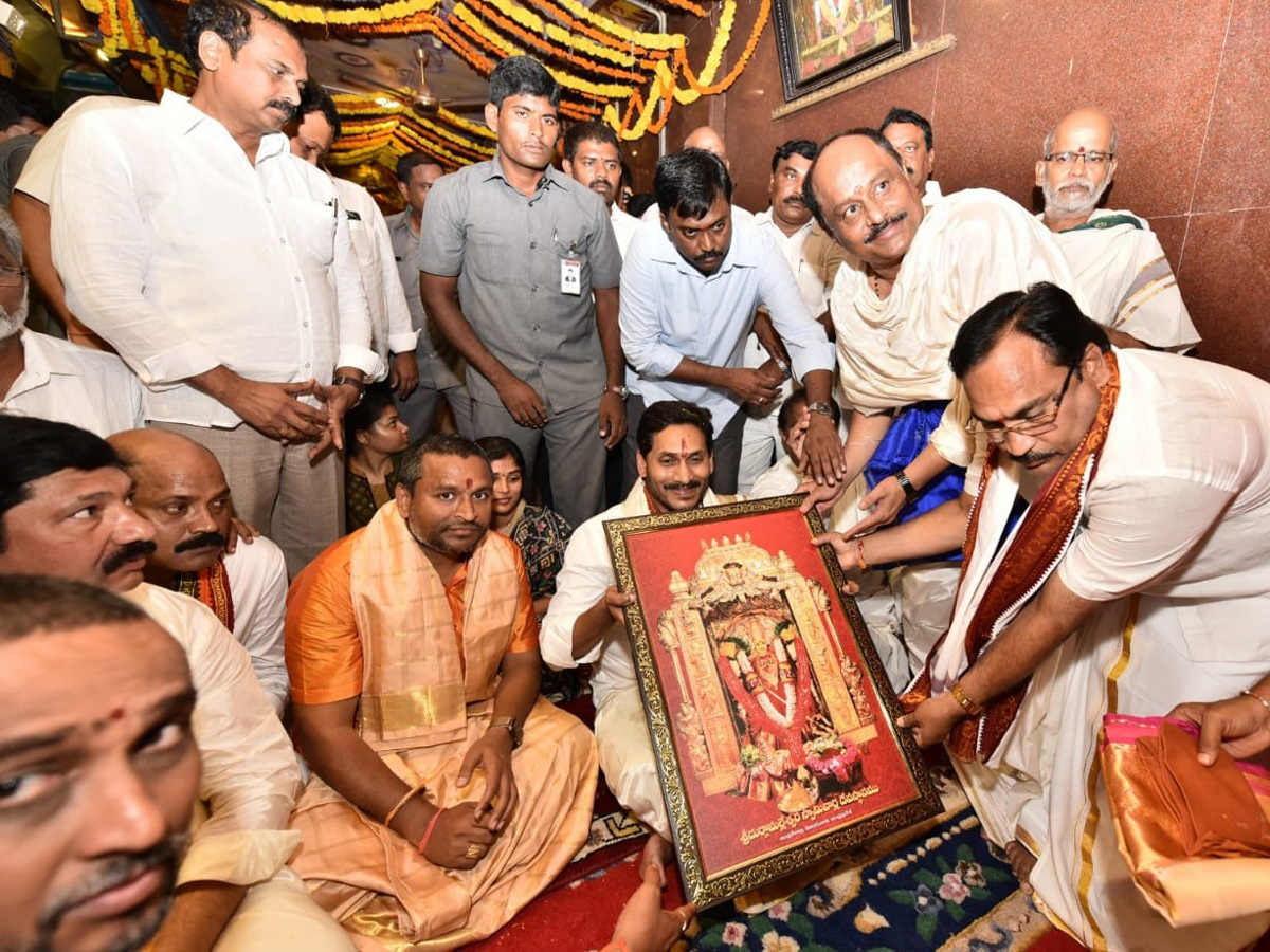 CM YS Jagan Offers Silk Robes To Goddess KanakaDurgamma Photo Gallery - Sakshi