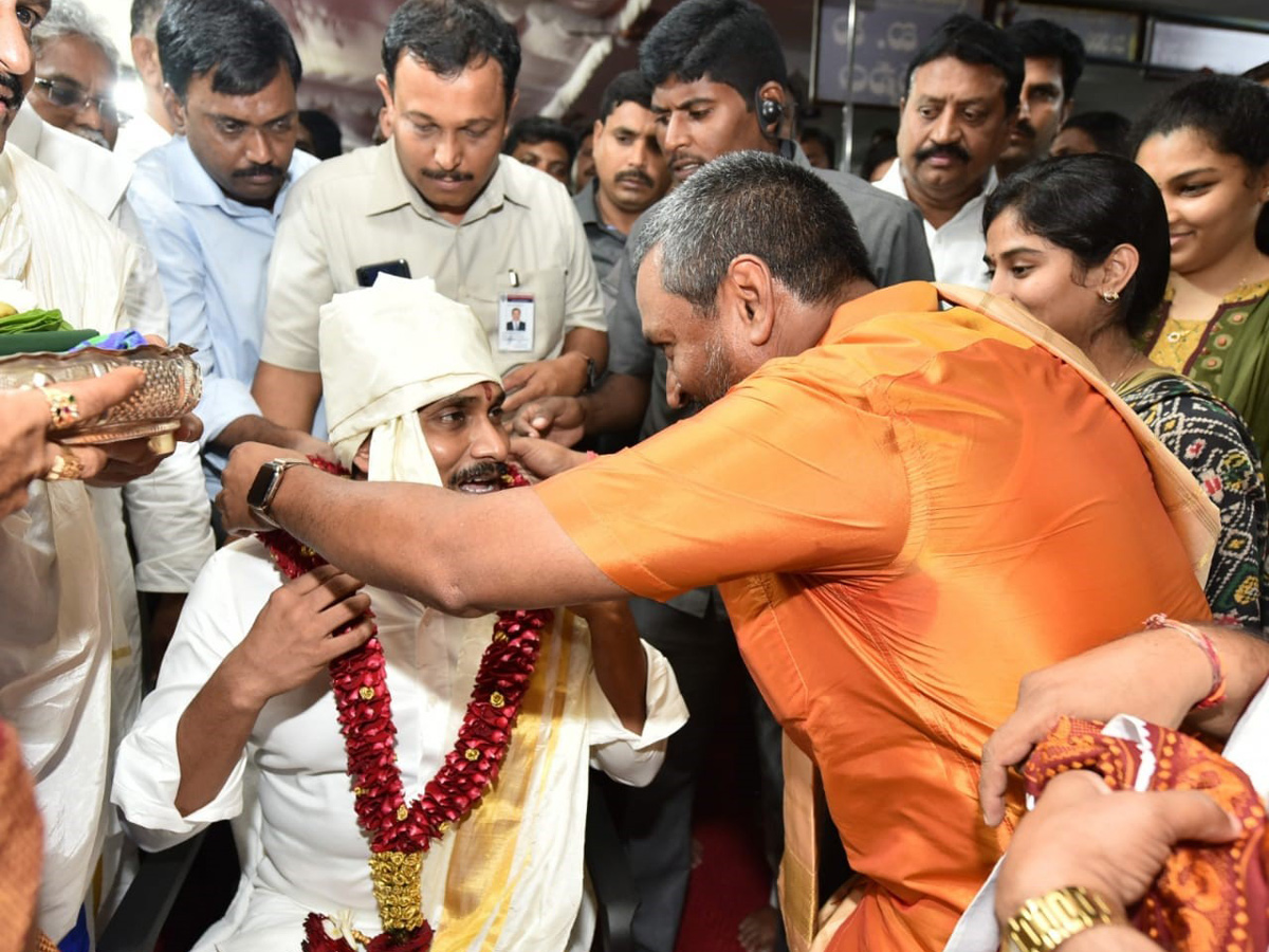 CM YS Jagan Offers Silk Robes To Goddess KanakaDurgamma Photo Gallery - Sakshi