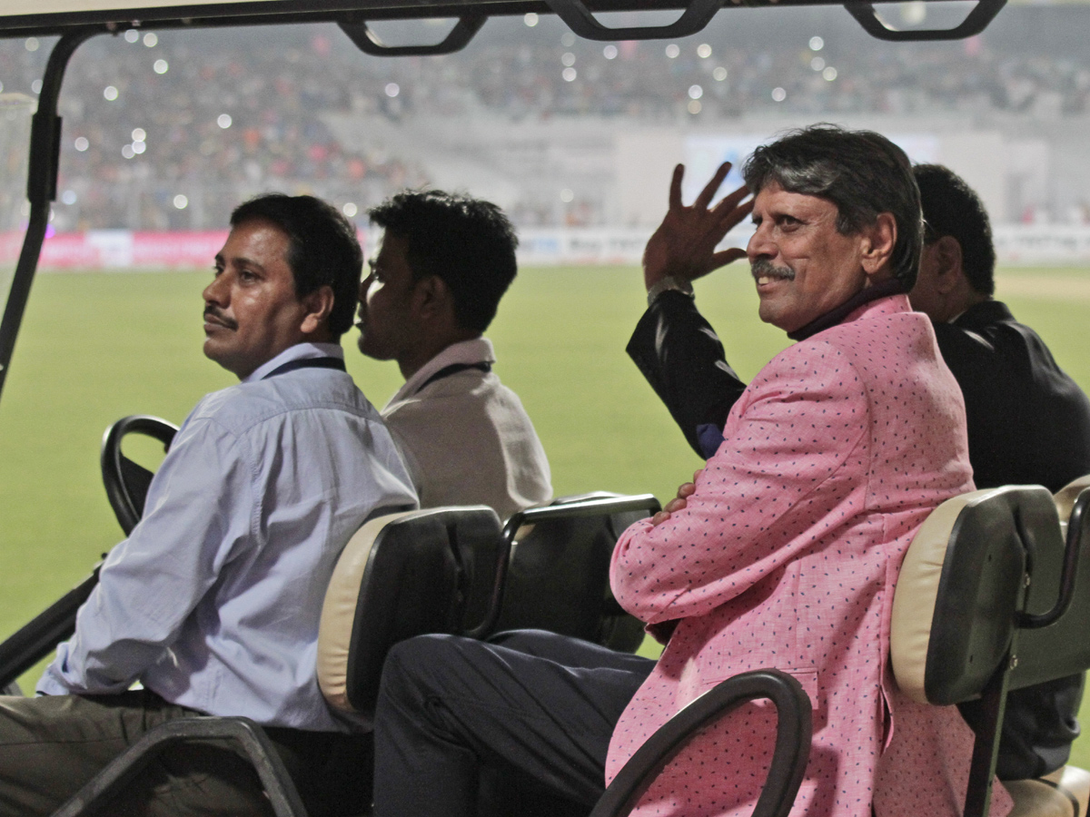 Kolkata switches to cricket mode for 1st day night pink ball test match Photo Gallery - Sakshi