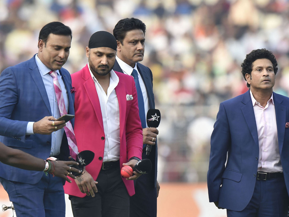Kolkata switches to cricket mode for 1st day night pink ball test match Photo Gallery - Sakshi