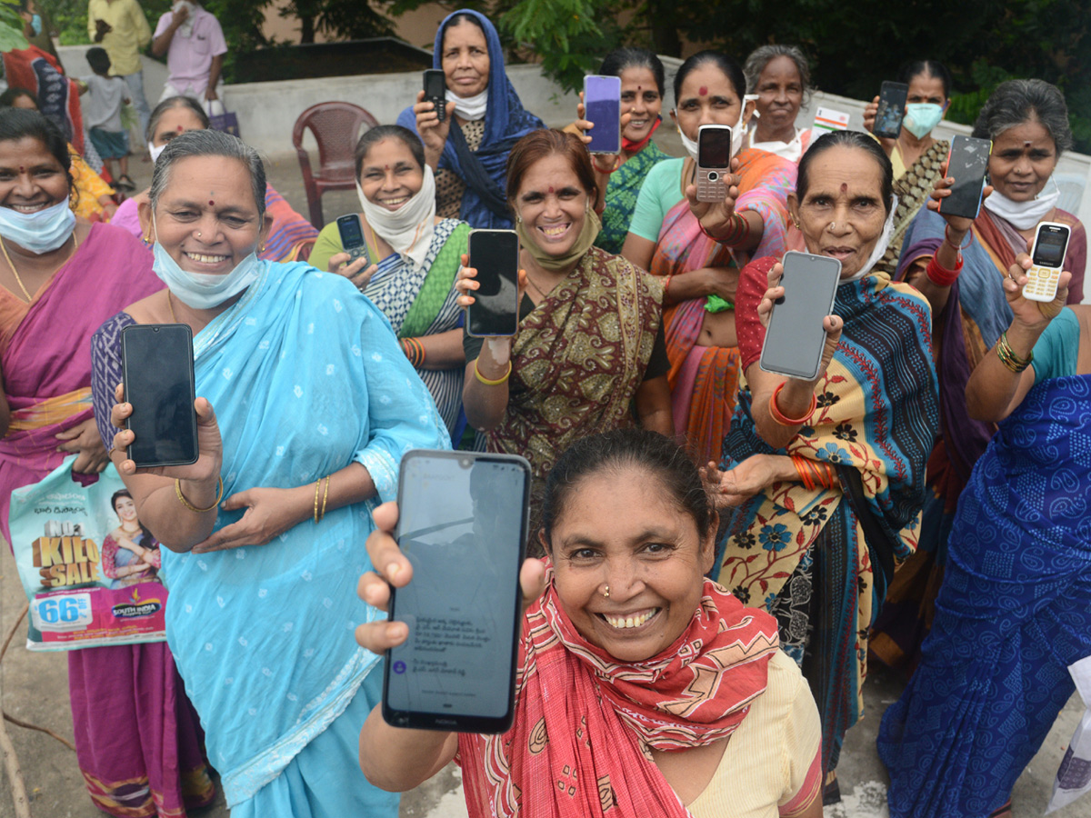 womens happy in YSR Cheyutha photo gallery - Sakshi