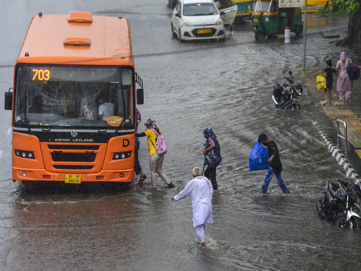   Heavy rains lash Delhi Photo Gallery - Sakshi
