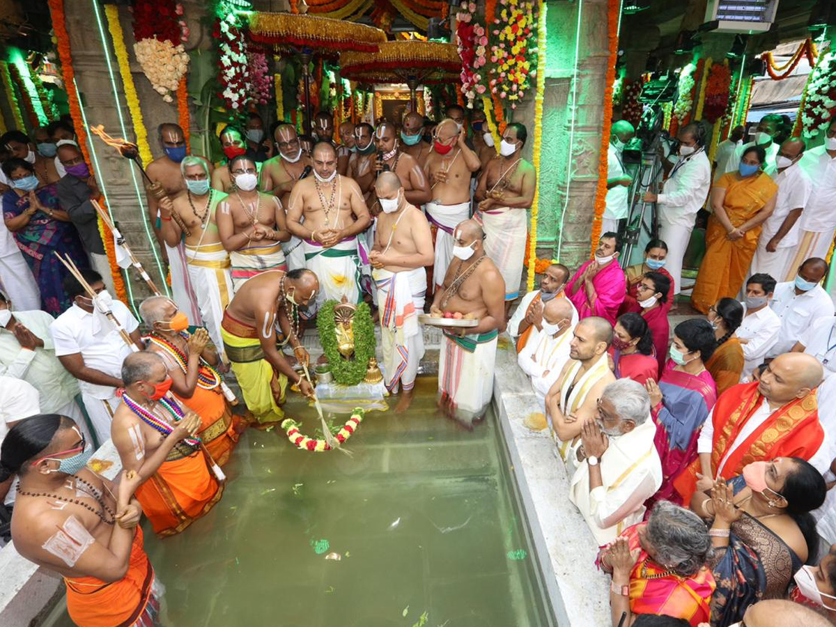 Tirumala Brahmotsavams conclude with ‘Chakrasnanam’ - Sakshi