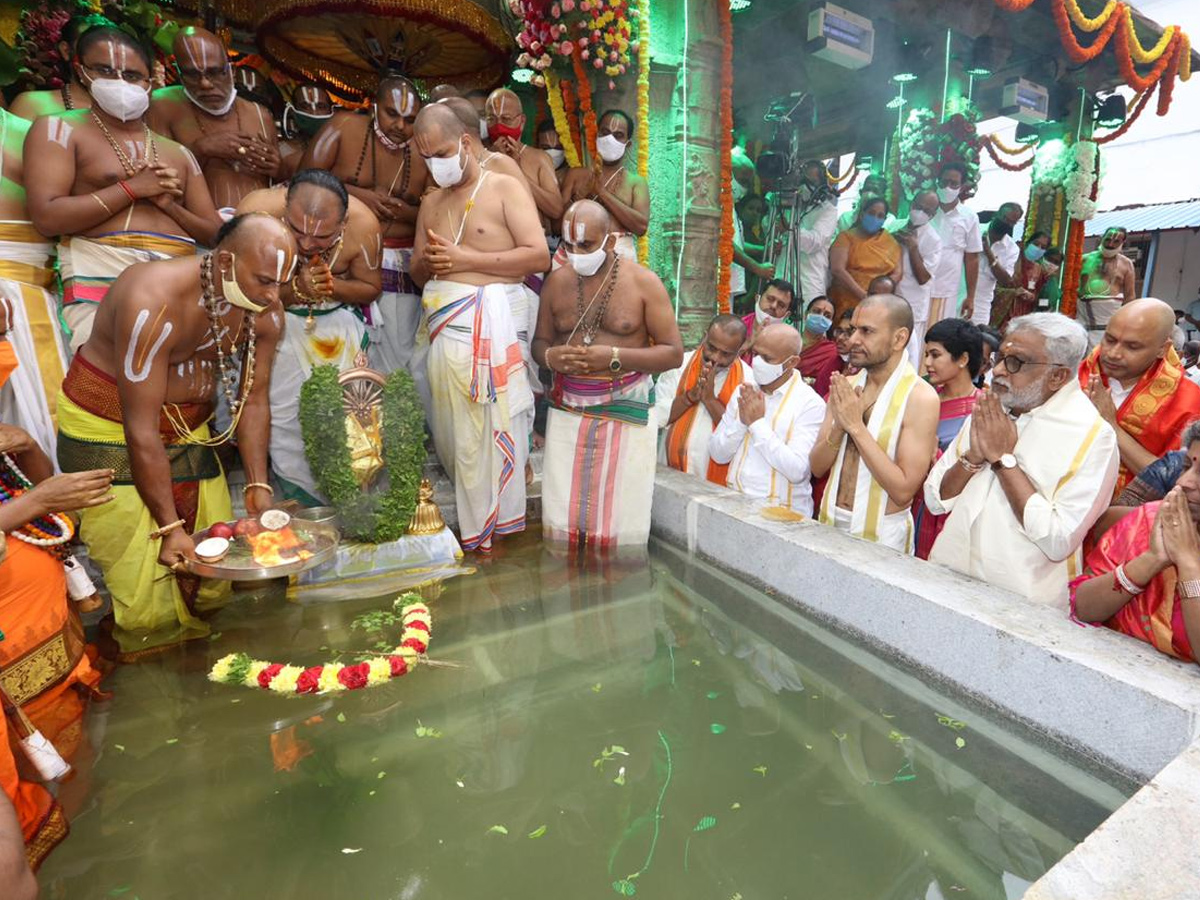 Tirumala Brahmotsavams conclude with ‘Chakrasnanam’ - Sakshi