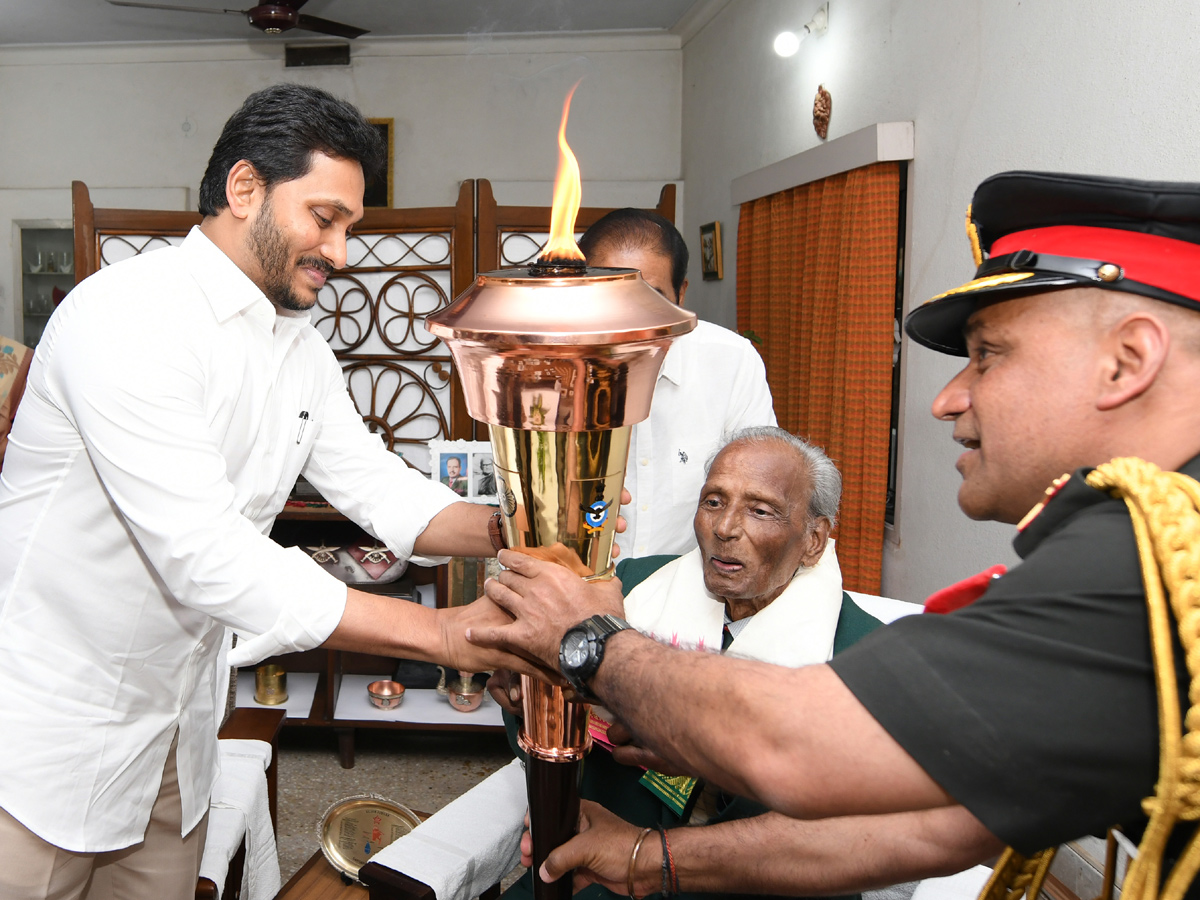 YS Jagan Praises Soldiers Duties Swarnim Vijay Varsh - Sakshi