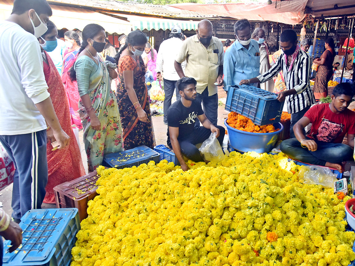 Varalakshmi Vratam Heavy Rush at Markets pics - Sakshi