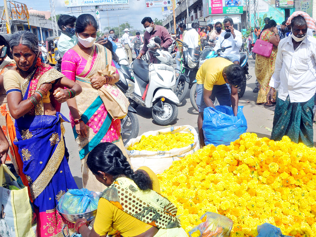 Varalakshmi Vratam Heavy Rush at Markets pics - Sakshi
