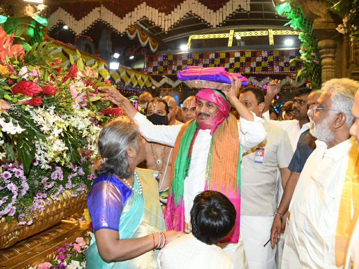 CM Jagan Mohan Reddy to offer silk clothes to Lord Venkateswara Photo Gallery - Sakshi