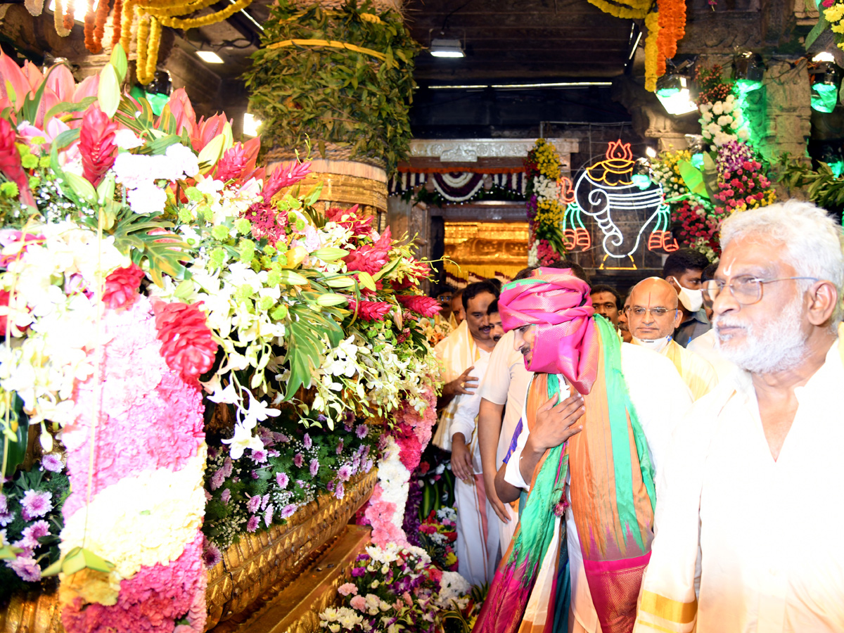 CM Jagan Mohan Reddy to offer silk clothes to Lord Venkateswara Photo Gallery - Sakshi