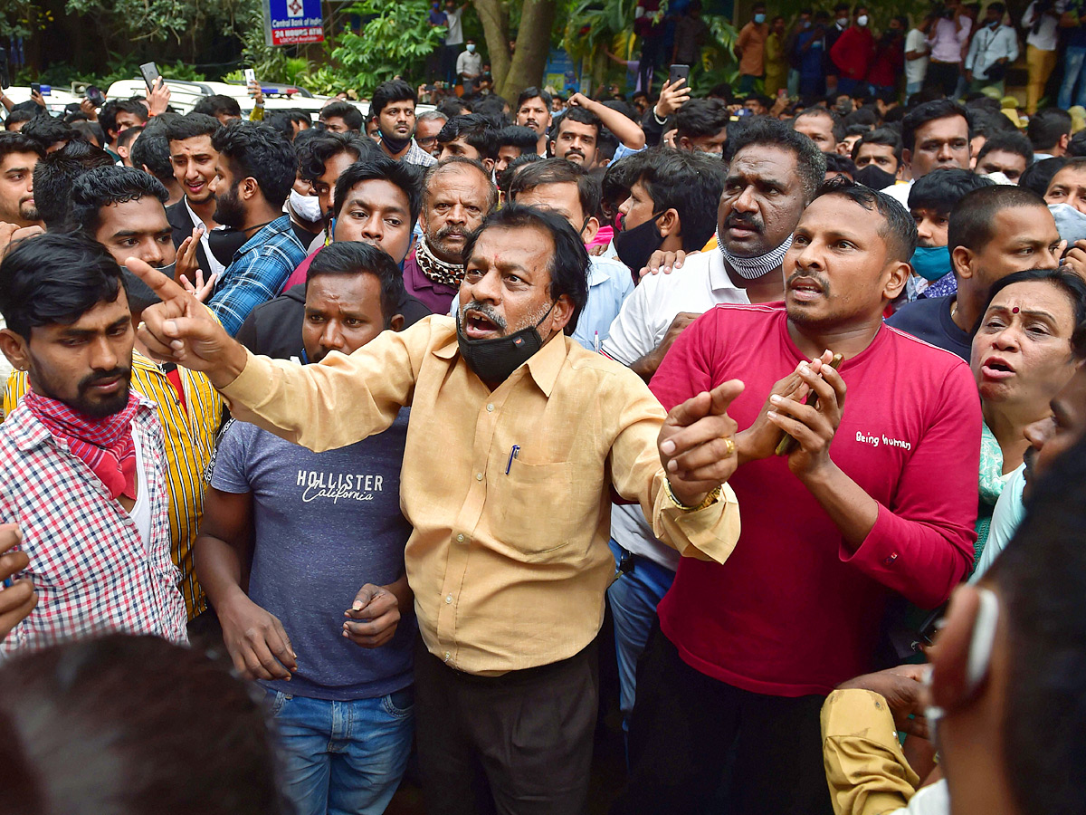 Actor Puneeth Raj Kumar Fans Crying Bangalore Vikram Hospita - Sakshi
