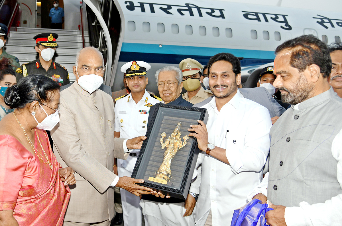 CM YS Jagan Receive President Ram Nath Kovind Vizag  - Sakshi