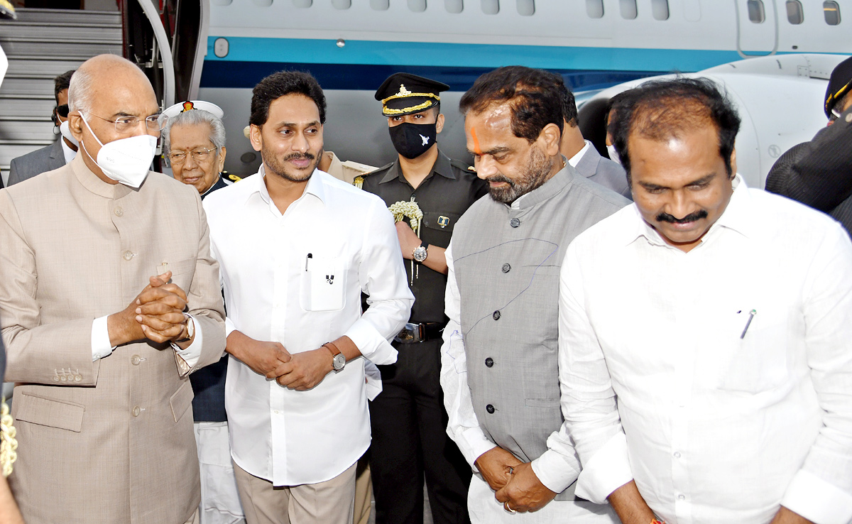CM YS Jagan Receive President Ram Nath Kovind Vizag  - Sakshi