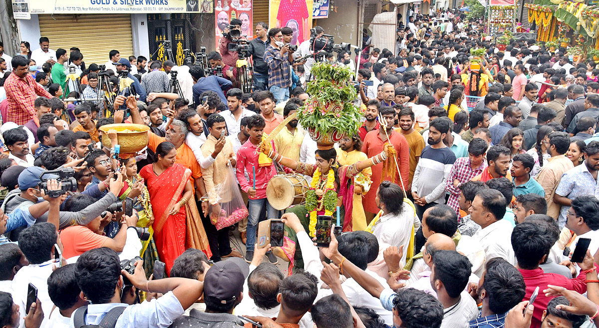 Lal Darwaza Mahankali Bonalu Grandly Celebrated At Hyderabad - Sakshi