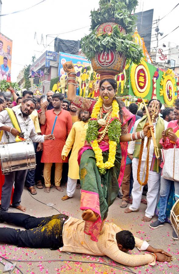 Lal Darwaza Mahankali Bonalu Grandly Celebrated At Hyderabad - Sakshi