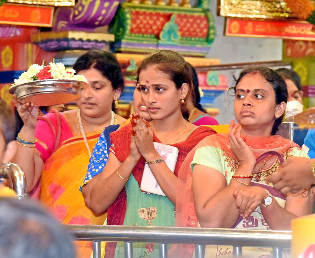 Ashada Masam Utsavalu Devotees offers Saare To Goddess Durga In Vijayawada - Sakshi