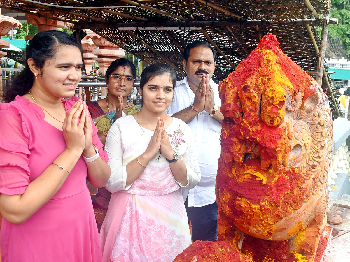 Ashada Masam Utsavalu Devotees offers Saare To Goddess Durga In Vijayawada - Sakshi