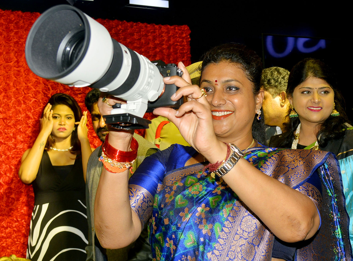 Photo Graphers One Click On Same Time Wonder Book Of Records Minister Roja - Sakshi