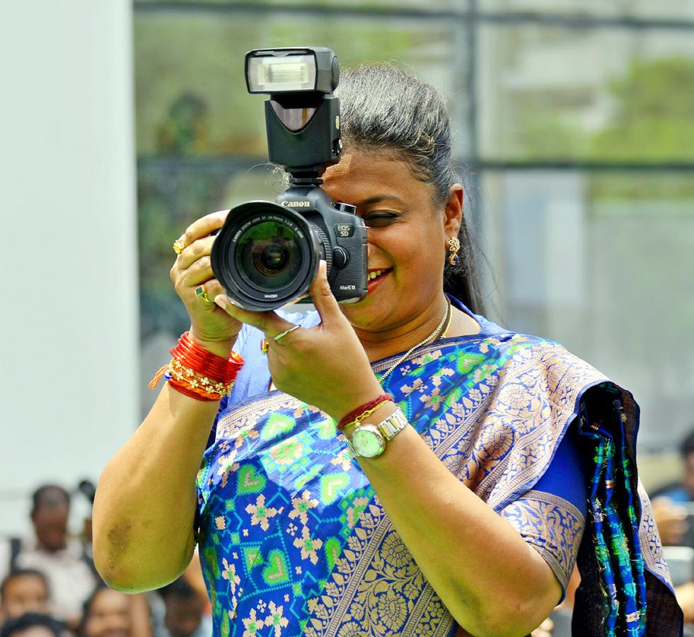 Photo Graphers One Click On Same Time Wonder Book Of Records Minister Roja - Sakshi
